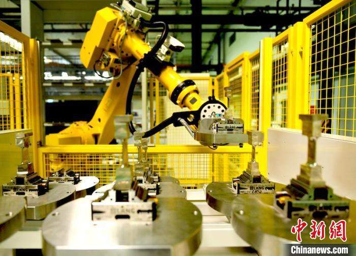 产线机器人放置完工叶片。　刘岗 摄